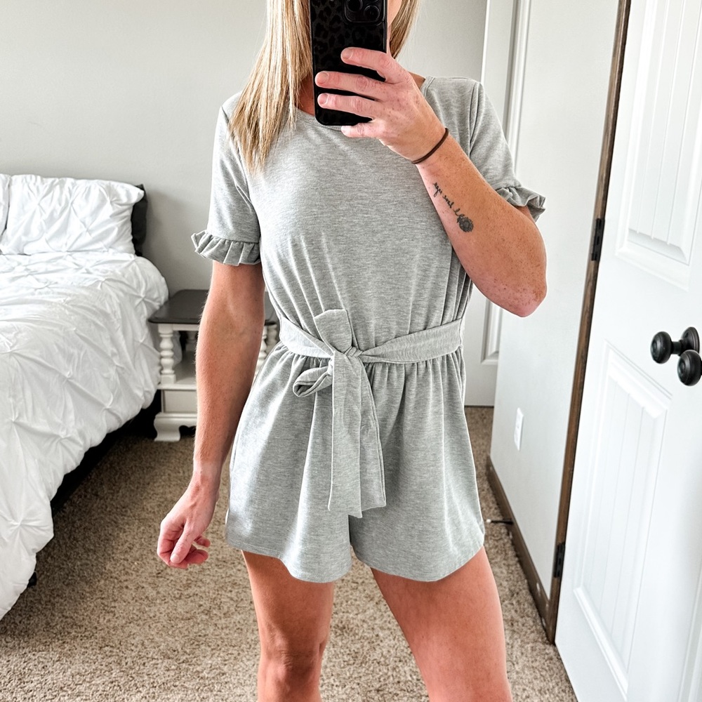 EVERLY Light Gray Romper Short Sleeves Ruffle Tie Waist Medium